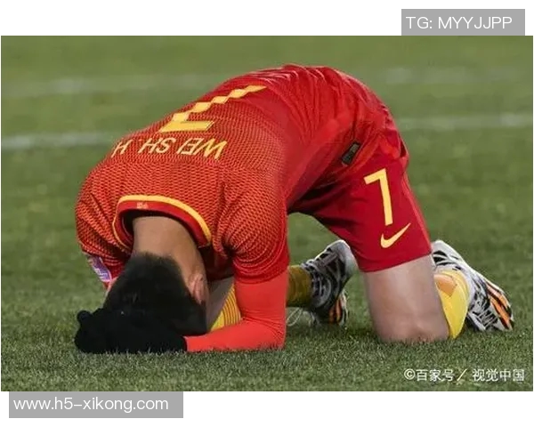 媒体人解读杨立瑜竖大拇指事件背后的真实情感与球迷互动的误解