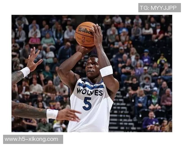 爱德华兹半场表现出色11投6中三分命中率高达40贡献15分3板3助