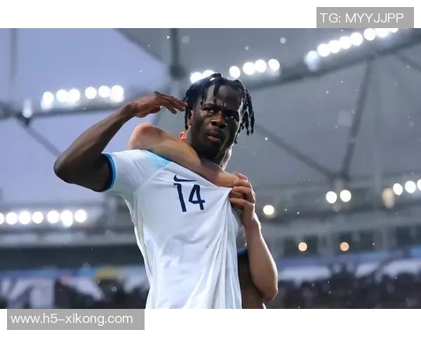 英格兰队今日训练迎来U20小将莱西塞缪尔坎贝尔强势加盟 英格兰队今日训练迎来U20小将莱西塞缪尔坎贝尔强势加盟