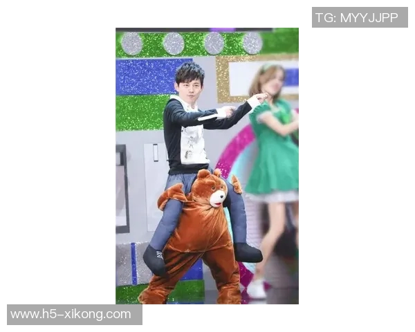 维尼修斯甜蜜晒合照与女友亲密互动幸福笑容尽显爱情甜蜜瞬间