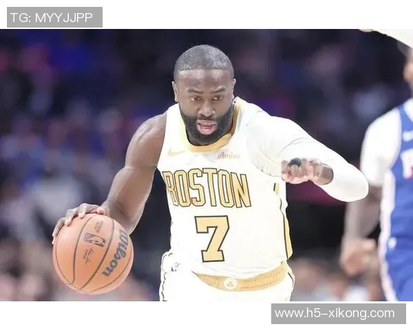 合力进攻展现实力首节杰伦布朗与普理查德双双贡献10分助力球队